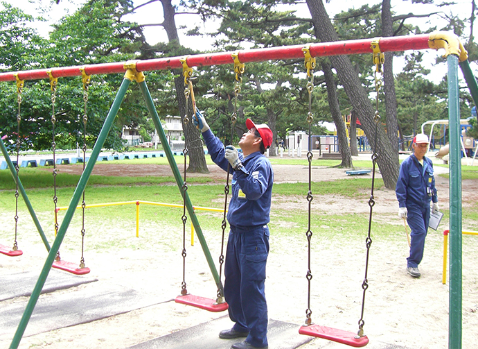 写真, 公園の遊具点検の様子