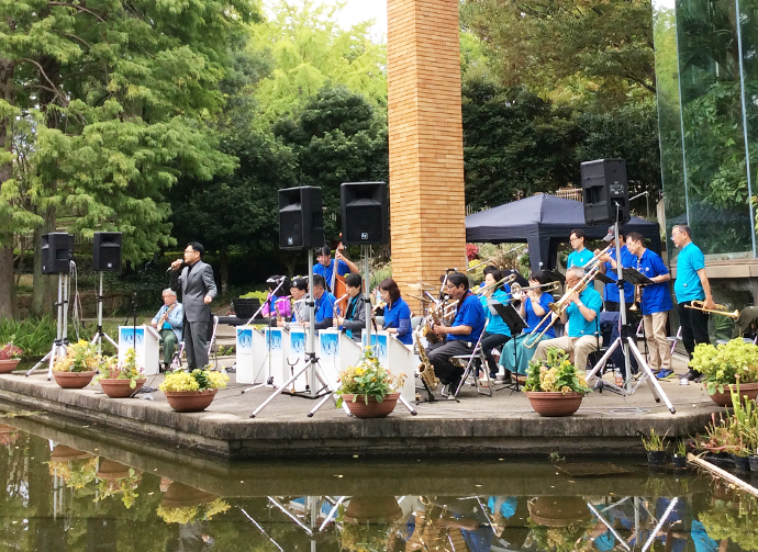 写真, 服部緑地ステージでの演奏・ダンス