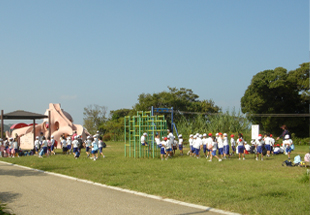 タコ遊園で子供達が遊んでいます。